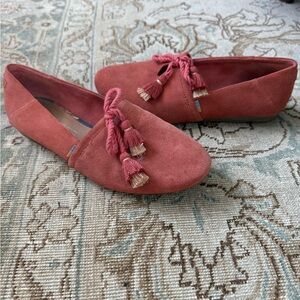 Tom’s Suede Coral Flats - size 6